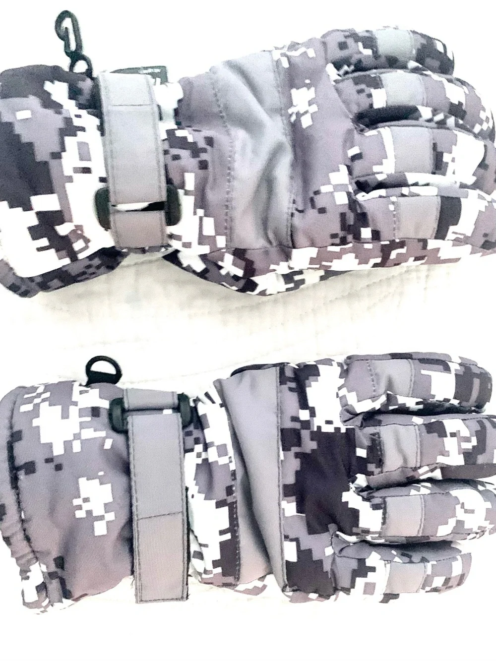 3M Thinsulate Kids Mittens in Black & Gray Digital Camo, made of polyester, L/XL